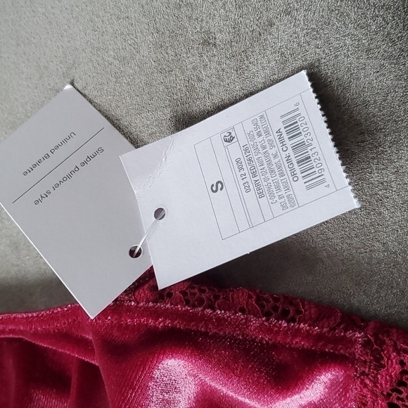 NWT Auden Velvet and lace unlined bralette in berry red size S - Picture 3 of 5